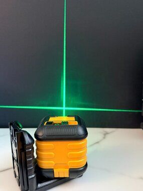 NEW DEWALT DW088CG Green Cross Line Laser Level w/ Case & Manuals